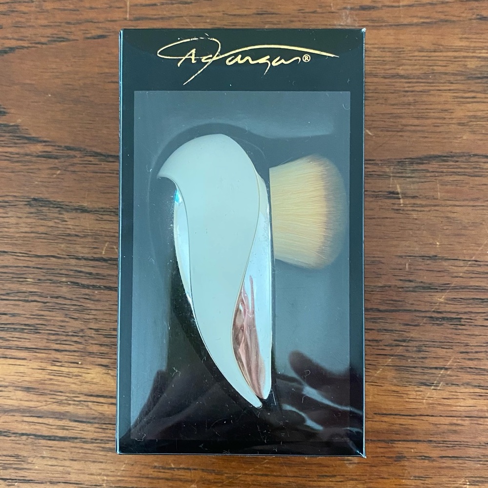 AVargas Beauty Contour Brush Organic‎ New In Box (Cabi)